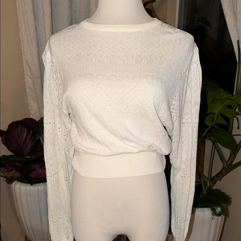 Lightweight White Knit Pullover Blouse